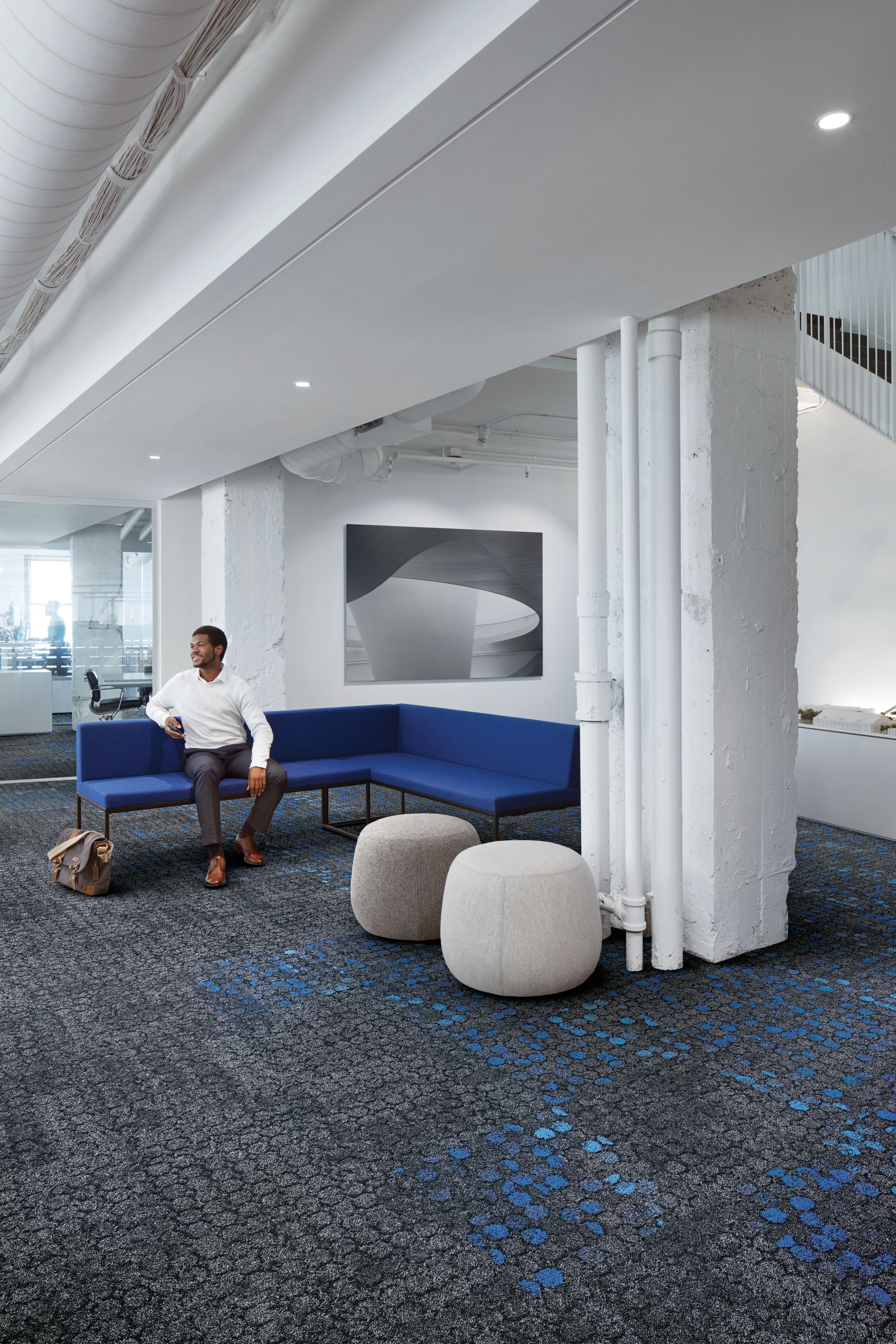 Interface Broome Street and Mercer Street carpet tile in lobby with man seated on blue couch numéro d’image 3